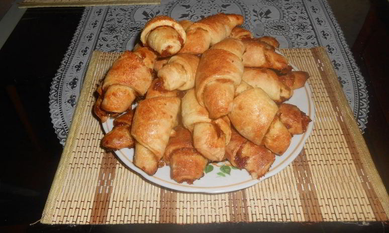 Рецепт рогаликов из дрожжевого теста с повидлом