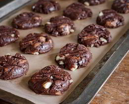 Шоколадное печенье с орехами