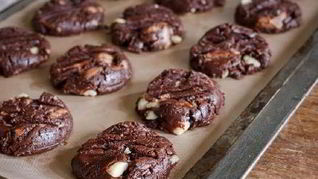 Шоколадное печенье с орехами