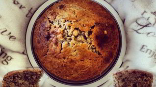 Банановый пирог с лесными орехами