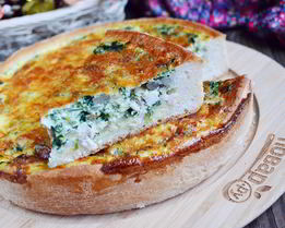 Быстрый куриный пирог со шпинатом и грибами