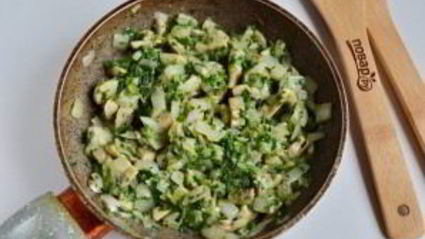 быстрый куриный пирог со шпинатом и грибами