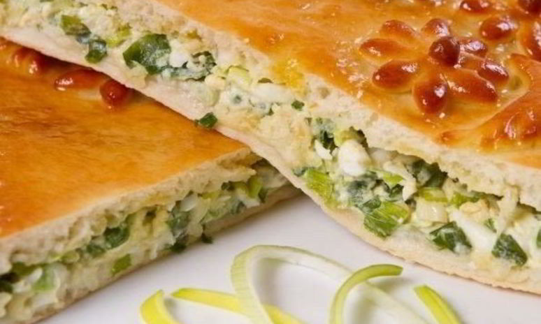 Рецепт быстрого заливного пирога с зеленым луком и яйцом