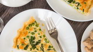 Киш с зеленым горошком и шпинатом