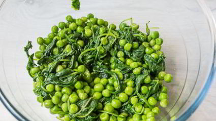 киш с зеленым горошком и шпинатом