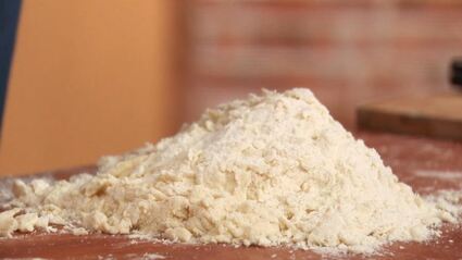 открытый пирог с луком-пореем