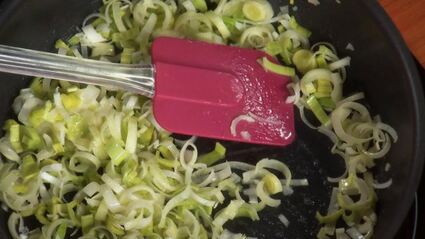 открытый пирог с луком-пореем