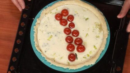 открытый пирог с луком-пореем