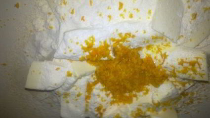 песочный пирог с фруктами и фундуком