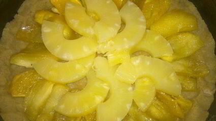 песочный пирог с фруктами и фундуком