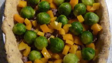 пикантный киш с брюссельской капустой и рубленым мясом