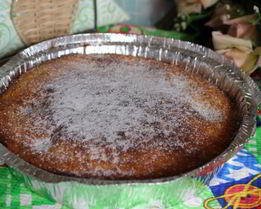 Пирог из кукурузной муки со сливами