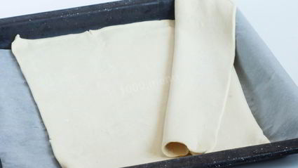 пирог из слоеного теста с грибами