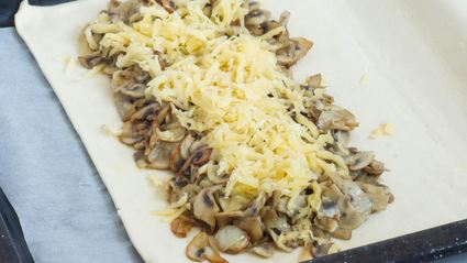 пирог из слоеного теста с грибами