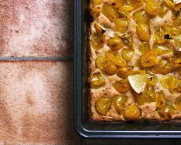 Пирог на кефире с желтым кумкватом