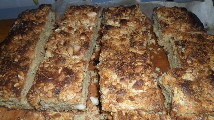 пирог с изюмом и арахисом