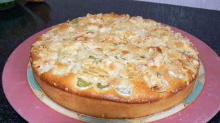 Пирог с ревенем и миндальной посыпкой