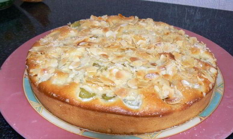 Рецепт пирога с ревенем и миндальной посыпкой