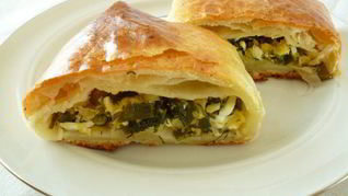 Пирог с зеленью и сыром из слоеного творожного теста