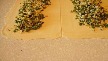 пирог с зеленью и сыром из слоеного творожного теста