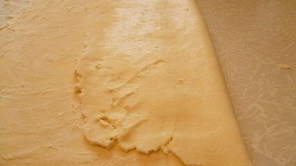 пирог с зеленью и сыром из слоеного творожного теста