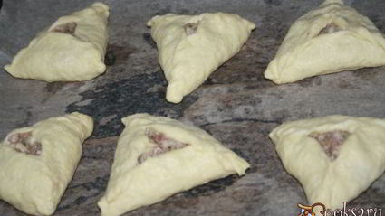 пироги с говядиной, сыром и пекинской капустой