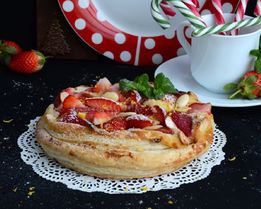 Слоеный пирог с клубникой