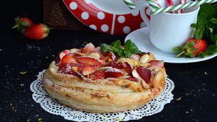 Слоеный пирог с клубникой