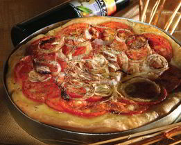 Традиционный греческий пирог с томатами и луком Ладения