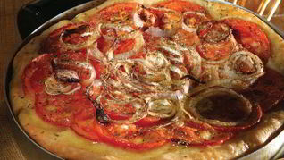 Традиционный греческий пирог с томатами и луком Ладения