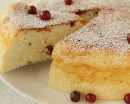 Творожный пирог с клюквой в мультиварке