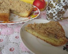 Яблочно-банановый пирог на сметане со штрейзелем