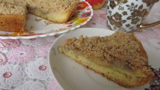 Яблочно-банановый пирог на сметане со штрейзелем