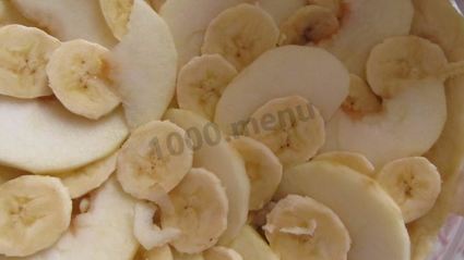 яблочно-банановый пирог на сметане со штрейзелем