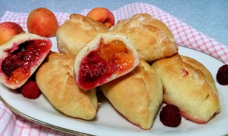 Рецепт дрожжевых пирожков с абрикосами и малиной