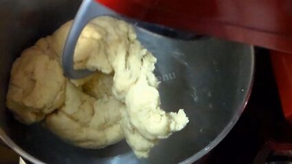 дрожжевые пирожки с абрикосами и малиной