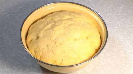 дрожжевые пирожки с абрикосами и малиной