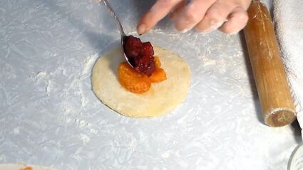 дрожжевые пирожки с абрикосами и малиной