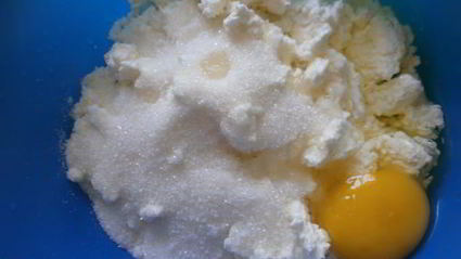 дрожжевые пирожки с творогом и клубникой