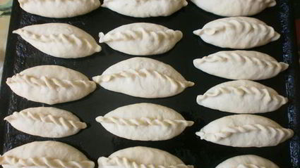 дрожжевые пирожки с творогом и клубникой