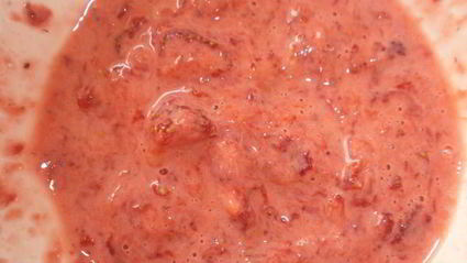 дрожжевые пирожки с творогом и клубникой