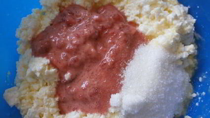 дрожжевые пирожки с творогом и клубникой