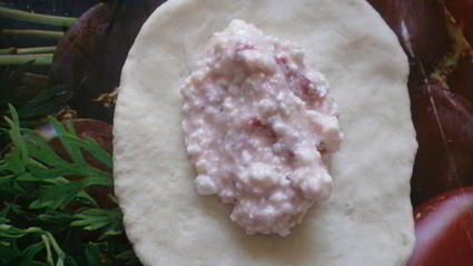 дрожжевые пирожки с творогом и клубникой