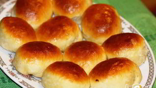 Печеные пирожки с жареной капустой и яйцом