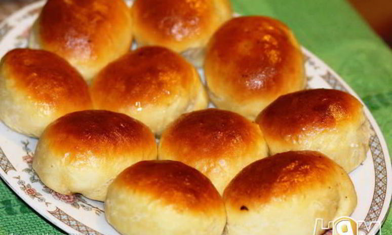 Рецепт печеных пирожков с жареной капустой и яйцом