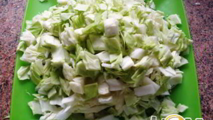 печеные пирожки с жареной капустой и яйцом