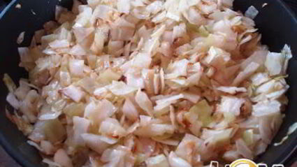 печеные пирожки с жареной капустой и яйцом