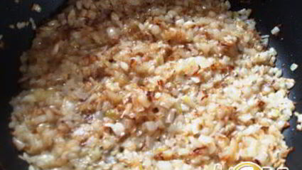 печеные пирожки с жареной капустой и яйцом