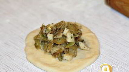 печеные пирожки с жареной капустой и яйцом