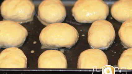 печеные пирожки с жареной капустой и яйцом